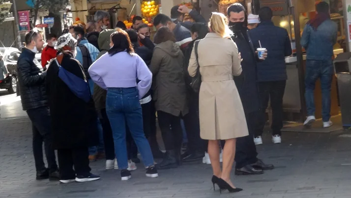 İstanbul İstiklal Caddesi'nde büfeler önünde yemek yeme yoğunluğu